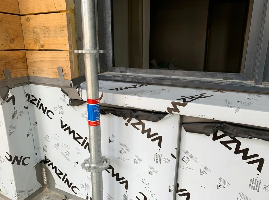 Chantier de construction extérieur, pose de bardage zinc sur façade