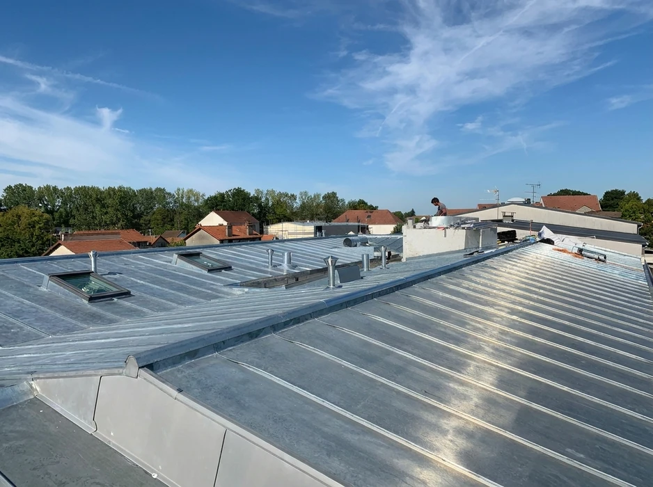 Couverture métallique de bâtiment commercial vue en plongée, travaux en cours
