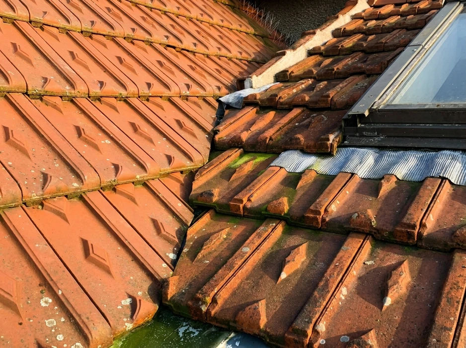 Toiture en tuiles terre cuite type romane, vue extérieure en plongée