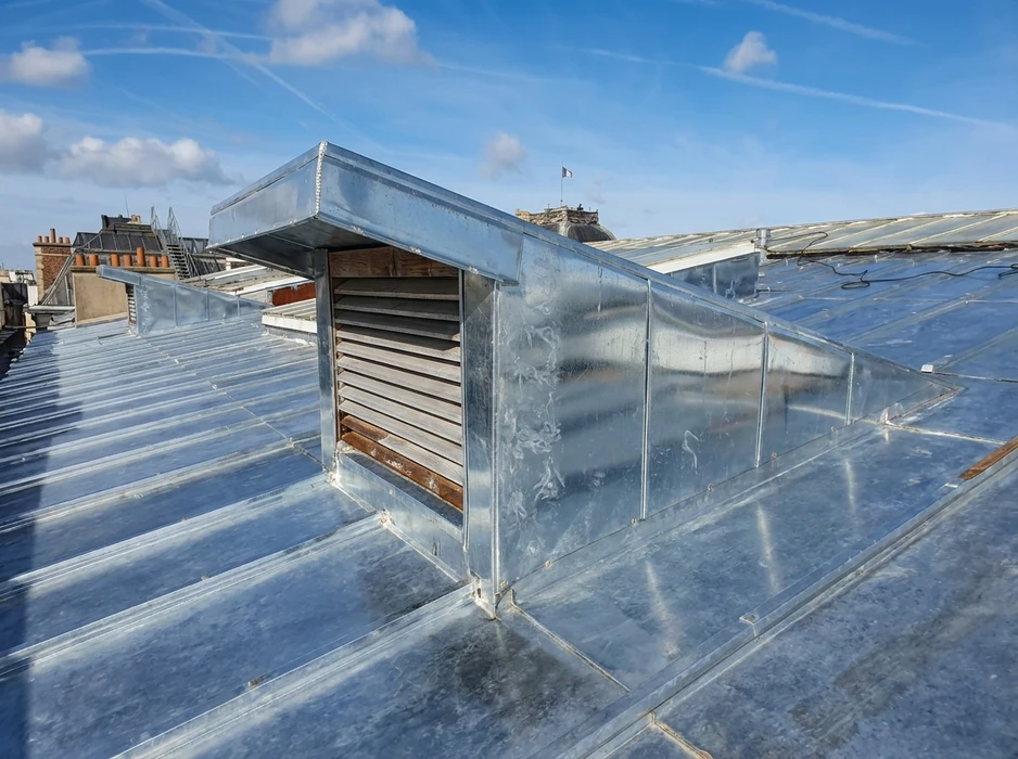 Toiture métallique en zinc laminé avec un lanterneau de ventilation à jalousies en bois