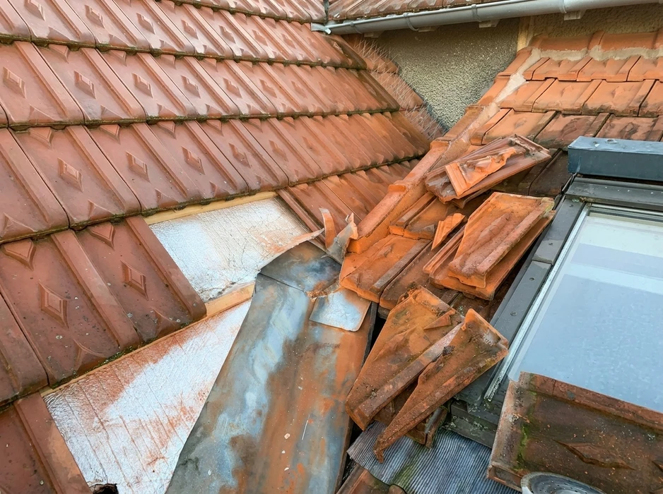 Toiture en cours de réparation, vue extérieure en plongée