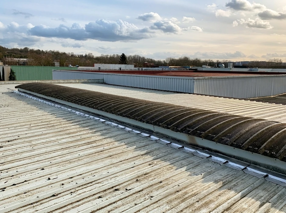 Toiture industrielle vue en extérieur, en plongée