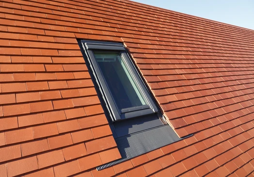 Extérieur, toiture en tuiles terre cuite avec fenêtre de toit installée