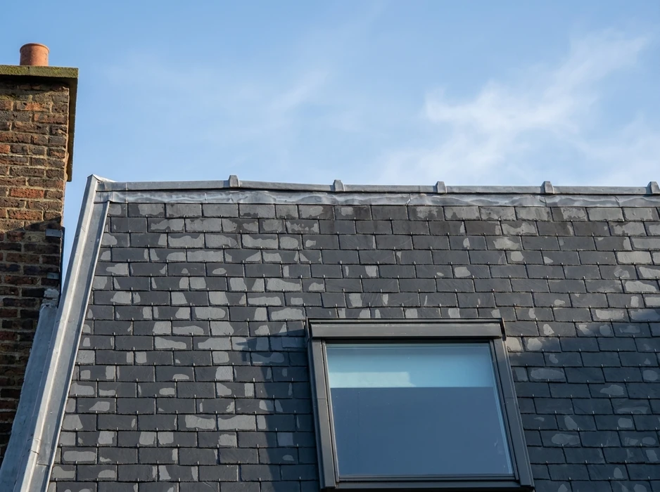 Toiture en ardoises naturelles noires, vue extérieure en contre-plongée