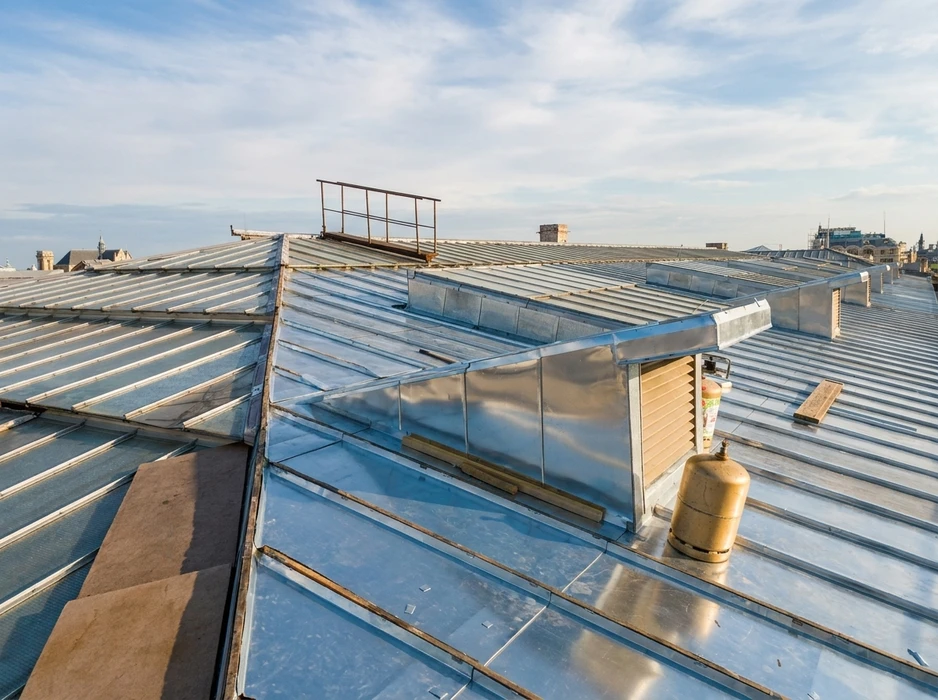 Toiture métallique industrielle vue en plongée, bac acier nervuré galvanisé, noues et faîtages en zinc