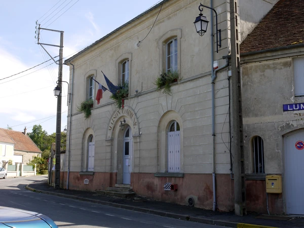 Vue aérienne ou panoramique de Lumigny-Nesles-Ormeaux en Seine-et-Marne montrant l'habitat rural typique de la région (maisons avec toitures, villages, paysage champêtre). La photo doit être prise de jour par beau temps, montrant clairement les habitations et le cadre géographique sans aucun texte ni logo visible.