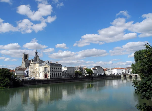 Photographie panoramique ou vue aérienne de la ville de Meaux en Seine-et-Marne, prise de jour par beau temps. L'image doit montrer distinctement l'environnement urbain et péri-urbain avec les habitations résidentielles, les toitures des bâtiments, le contexte géographique local et si possible quelques repères de la ville. Pas de texte, logo ou filigrane visible. Cette image doit clairement illustrer le secteur de Meaux, principal contexte géographique mentionné pour cette carte de localisation.