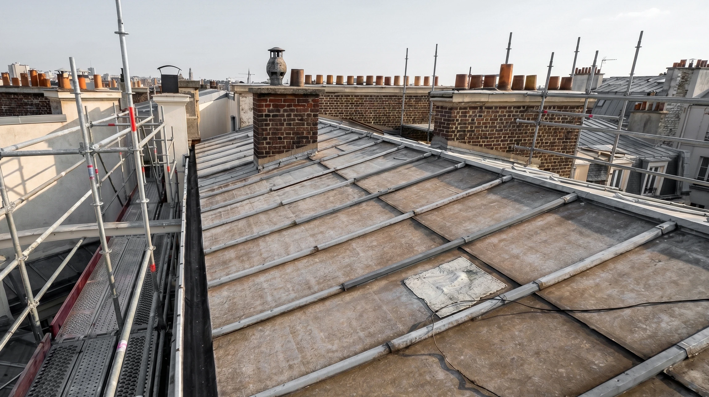 Ouvrier en équipement de protection travaillant sur isolation thermique d'une toiture en pente