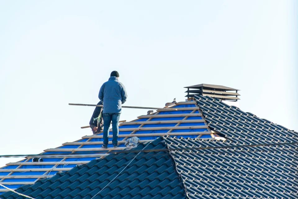 ouvrier constructeur installation d'une couverture de ventilation de l'air conditionné construction d'un bâtiment